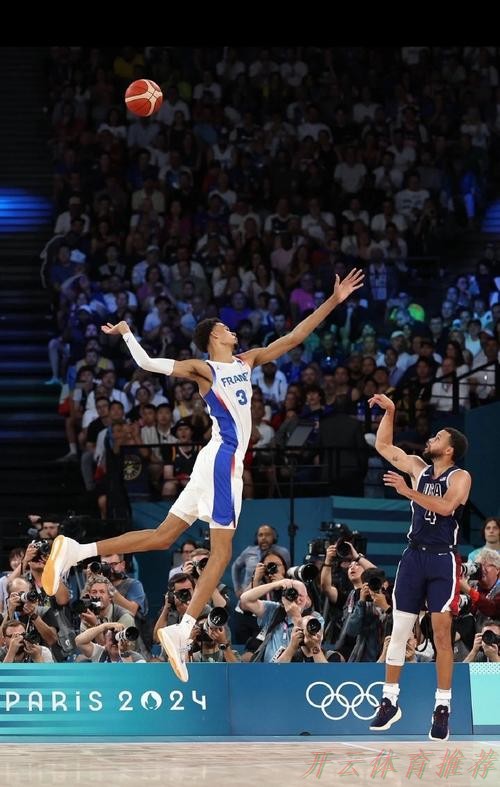 开云体育官方网站：库里单节22分刷爆NBA纪录，文班31+15+10+8失误，勇士逆转马刺