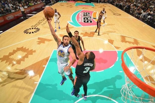 开云体育官方网站：库里单节22分刷爆NBA纪录，文班31+15+10+8失误，勇士逆转马刺